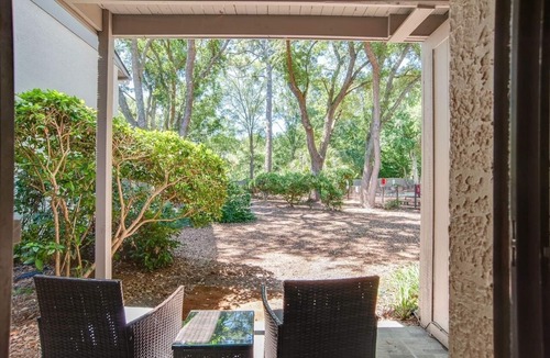 Folly Field Villa | EASY WALK TO THE BEACH - PETS WELCOME - STEPLESS - PRIVATE ENCLOSED PATIO