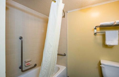 Garden City Cabin | Econo Lodge Garden City - Savannah