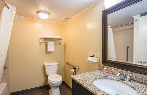 Garden City Cabin | Econo Lodge Garden City - Savannah