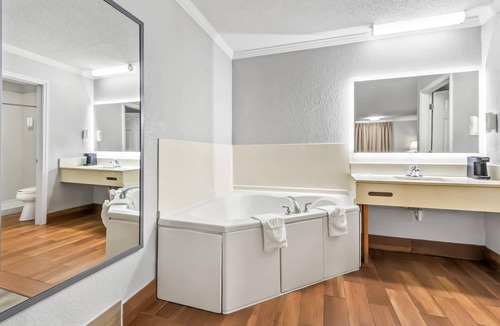 Cayce Hotel | Econo Lodge Inn & Suites Cayce I-26 Airport