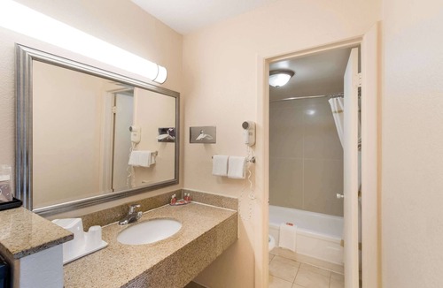 Washington Hotel | Econo Lodge Washington NC North