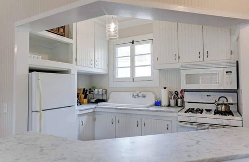 Savannah Victorian District Apartment | Elegant Carriage House Overlooking Forsyth Park