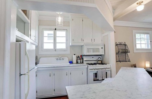 Savannah Victorian District Apartment | Elegant Carriage House Overlooking Forsyth Park