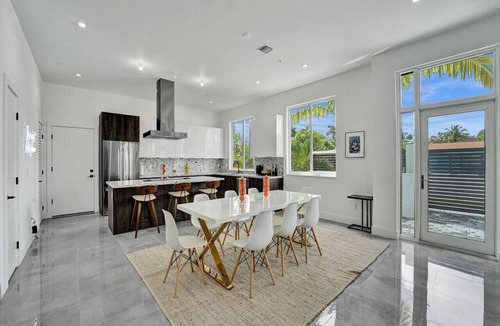 Lake Ridge House | Elegant New Modern Villa w/Pool
