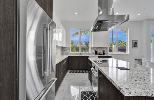 Lake Ridge House | Elegant New Modern Villa w/Pool