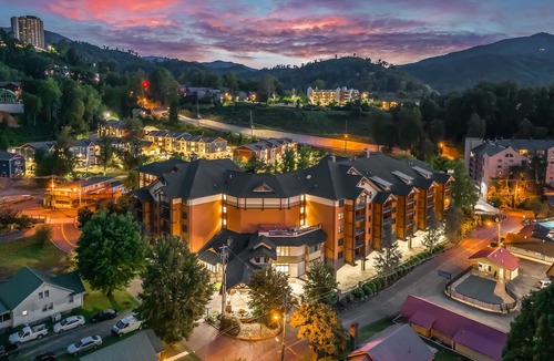 Gatlinburg Condo | Elegant pool-view condo with free attraction tickets, balcony, & hot tub/pool