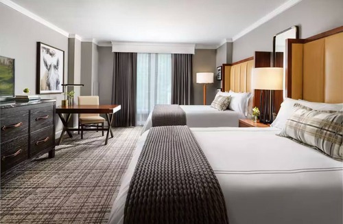 Braselton Hotel | Elegant Queen Room Perfect for Relaxing Wine Tasting Getaways in Braselton