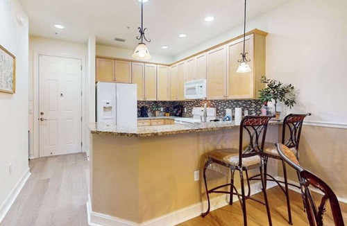 Ole House | Elegant villa with private lanai, desk, resort pool, spa & washer/dryer