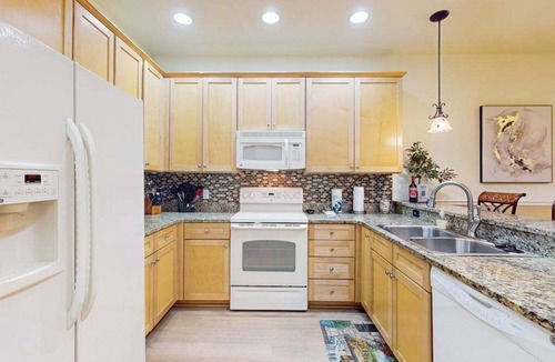 Ole House | Elegant villa with private lanai, desk, resort pool, spa & washer/dryer