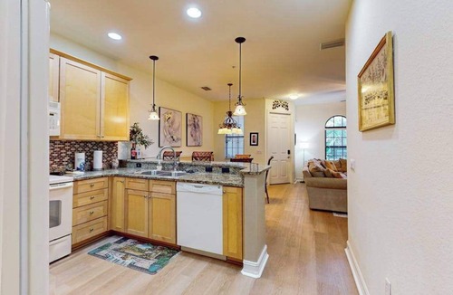 Ole House | Elegant villa with private lanai, desk, resort pool, spa & washer/dryer