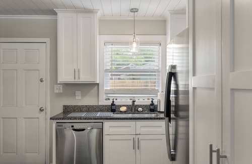 North Charleston Apartment | ELITE 2BR - ONLY 15m to Hospitals & Beaches - ONLY 10m to Airport - FREE Parking