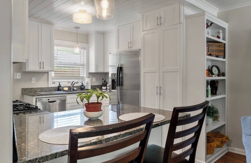 North Charleston Apartment | ELITE 2BR - ONLY 15m to Hospitals & Beaches - ONLY 10m to Airport - FREE Parking