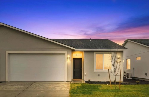 Hermiston House | Emerald Haven 3BR Retreat Work-Ready + Relaxation