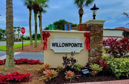 Ventura Condo | Enjoy golf, PB, Disney on this 2nd Floor gated condo! 10 mins from airport.