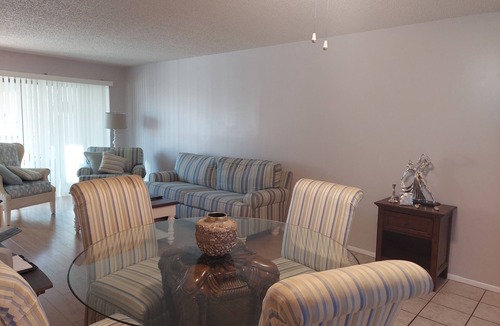 Ventura Condo | Enjoy golf, PB, Disney on this 2nd Floor gated condo! 10 mins from airport.