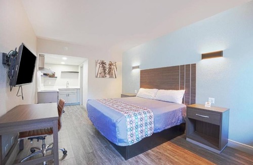 Le Barons Of Titusville Hotel | Enjoy Kitchenette Room Near Kennedy Center, Parking Available
