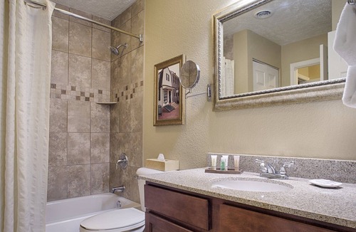 Williamsburg Resort | Enjoy our Colonial Style Resort in Williamsburg with Free parking, pool access, mini golf and tennis