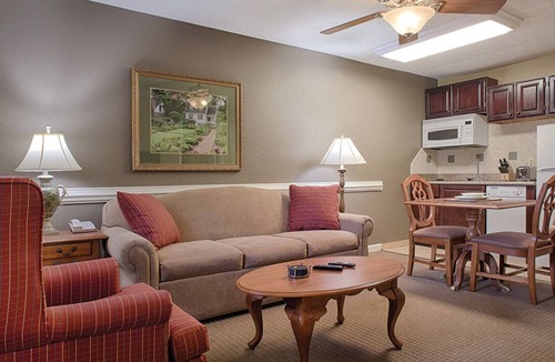 Williamsburg Resort | Enjoy our Colonial Style Resort in Williamsburg with Free parking, pool access, mini golf and tennis
