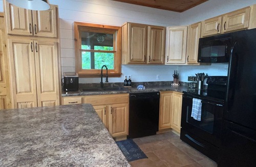 Franklin Cabin | Enjoy the mountain view @ Panoramic Point a modern cabin w/Hot Tub+Wifi+Gameroom