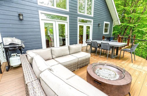 Topton Cabin | Enormous Cabin Retreat with Beautiful Views and Private Dock in Topton, North Carolina