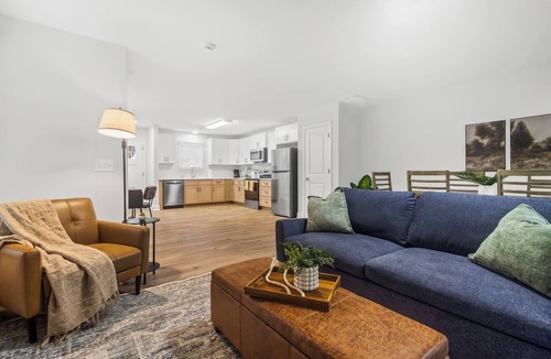 Taylors House | Entire Duplex w/2 Private Decks | Sleeps 12 | Great for Groups | 10 min to GVL