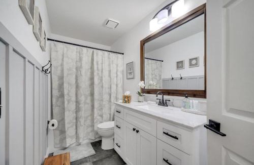 Deltona Lakes House | Entire House with Hot Tub Close to Orlando Disney and Beach
