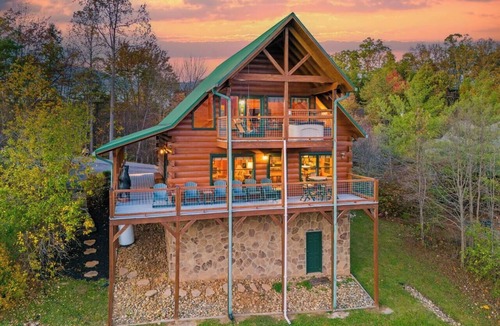 Gatlinburg Cabin | Epic Views + Game Room + Hot Tub | Bear’s Lookout