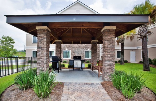 Eden Condo | Equipped King Suite Near the Savannah Airport | Seasonal Pool Access