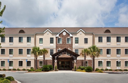 Eden Condo | Equipped King Suite Near the Savannah Airport | Seasonal Pool Access