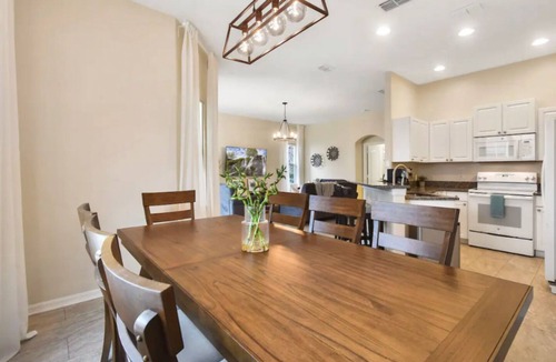 Hillcrest Estates Villa | Escape to Comfort & Elegance: Spacious 5-beds Mediterranean villa close to Parks