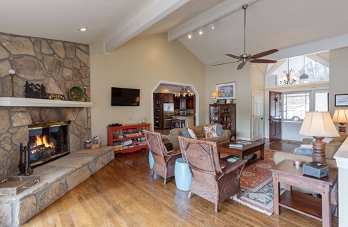 Cullowhee House | Escape to Lake Glenville