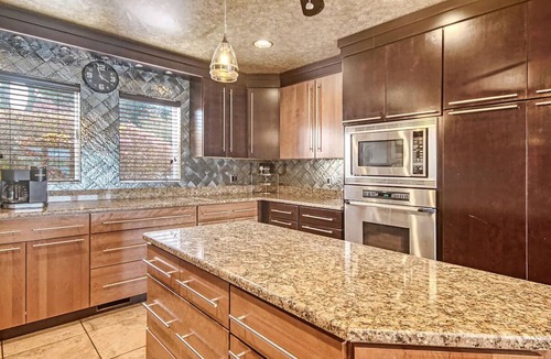 Seneca House | "Estate on the Lake" 7 Bedrooms/7 Bathrooms, 8400+ sq ft!