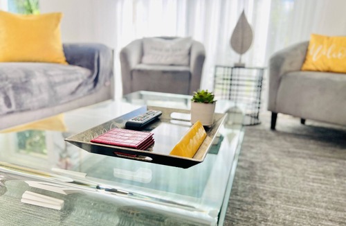 Fairvilla House | 🌿 European-Style 2BR Guest House in Orlando. Modern Comfort & Italian Coffee.