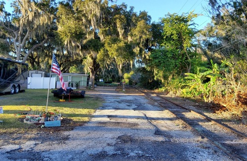 Eustis House | Eustis Fl- Lakefront Minie Ranch. Private ,fenced, off main drag, walk to town.