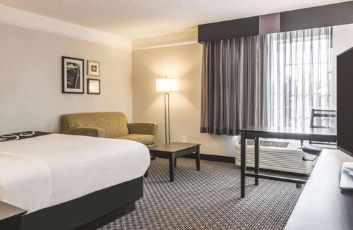 Airport North Hotel | Executive King | La Quinta Orlando | Free Breakfast | Shuttle to Airport