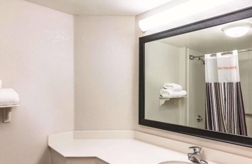 Airport North Hotel | Executive King | La Quinta Orlando | Free Breakfast | Shuttle to Airport