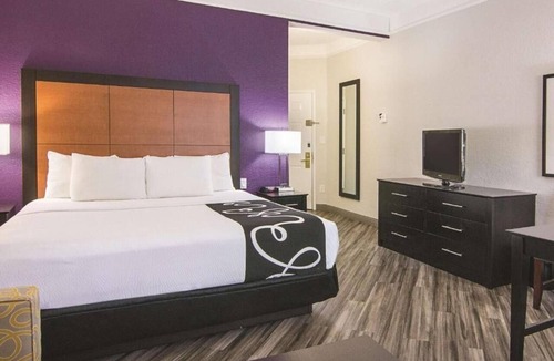 Airport North Hotel | Executive King | La Quinta Orlando | Free Breakfast | Shuttle to Airport