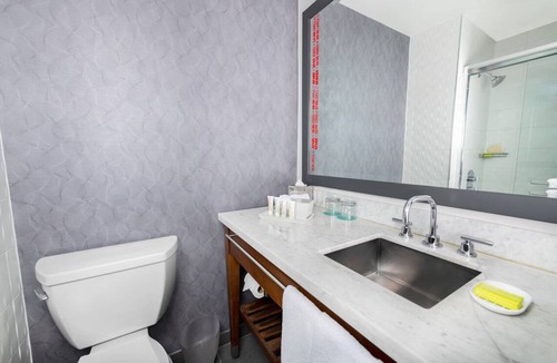Dunwoody Hotel | Executive King Room | Swimming Pool | Near Local Parks & Dining Options