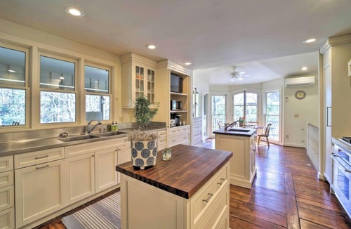 Highlands House | Expansive home, Walk to Downtown,Fiber Optic Wi-FI