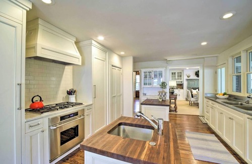 Highlands House | Expansive home, Walk to Downtown,Fiber Optic Wi-FI