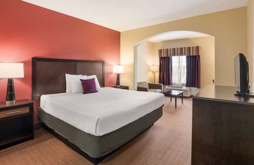 Saint Landry Hotel | Experience Comfort in Bunkie! With Free Parking & Free Breakfast, Pool!