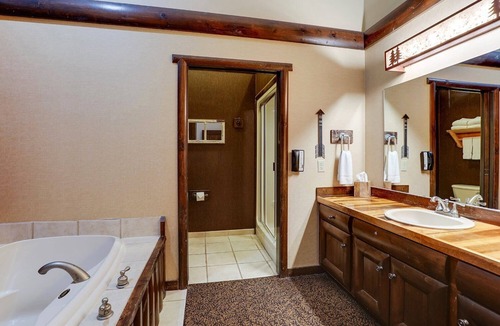 Columbia Hotel | Experience Rustic Elegance & Comfort in Delightful Columbia! Parking