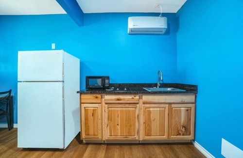 Flour Bluff Hotel | Experience Unit Pet Friendly Access To Padre Island Beach And State Park Nearby