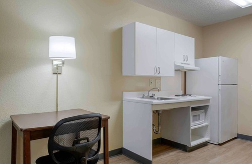 Poplar Place - University Place Hotel | Extended Stay America Suites Savannah Midtown