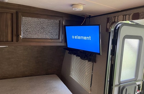 Jacksonville House | Fabulous RV with AC in Jacksonville -one queen bed and bunk beds for two