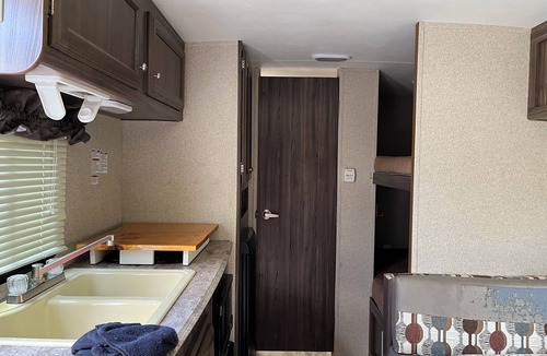 Jacksonville House | Fabulous RV with AC in Jacksonville -one queen bed and bunk beds for two