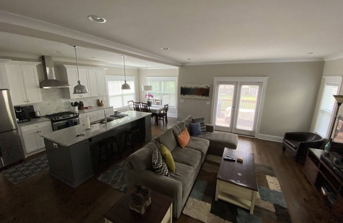 Villa Heights House | “Failte” Welcome. Only 2 miles from Spectrum Center with Noda and plaza close by