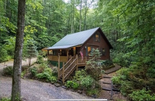 Andrews House | Falls Escape - Firepit, Starlink WiFi, Pets Welcome, Near Trails & Attractions