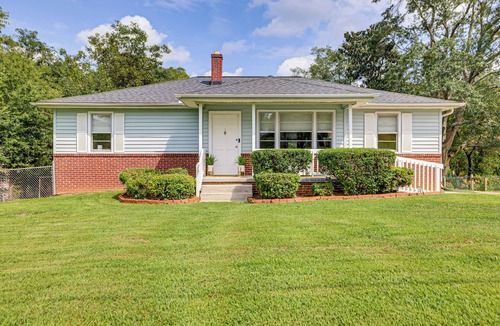 Greer House | Families Welcome, Fenced Yard: Inviting Greer Home