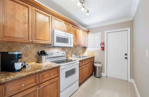 Lake Ridge House | Family Compound🏠Tiki Hut/Close to Beach👙King Beds🛏️